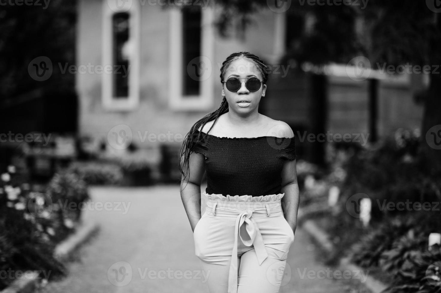 elegante donna afroamericana in occhiali da sole poste all'aperto. foto