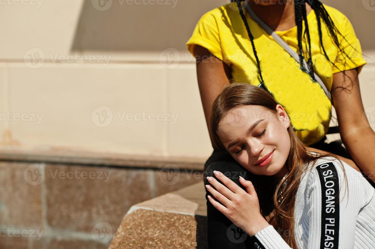 ragazza caucasica bianca e afroamericano nero insieme. l'unità del mondo, l'amore razziale, la comprensione nella tolleranza e la cooperazione sulla diversità delle razze. foto