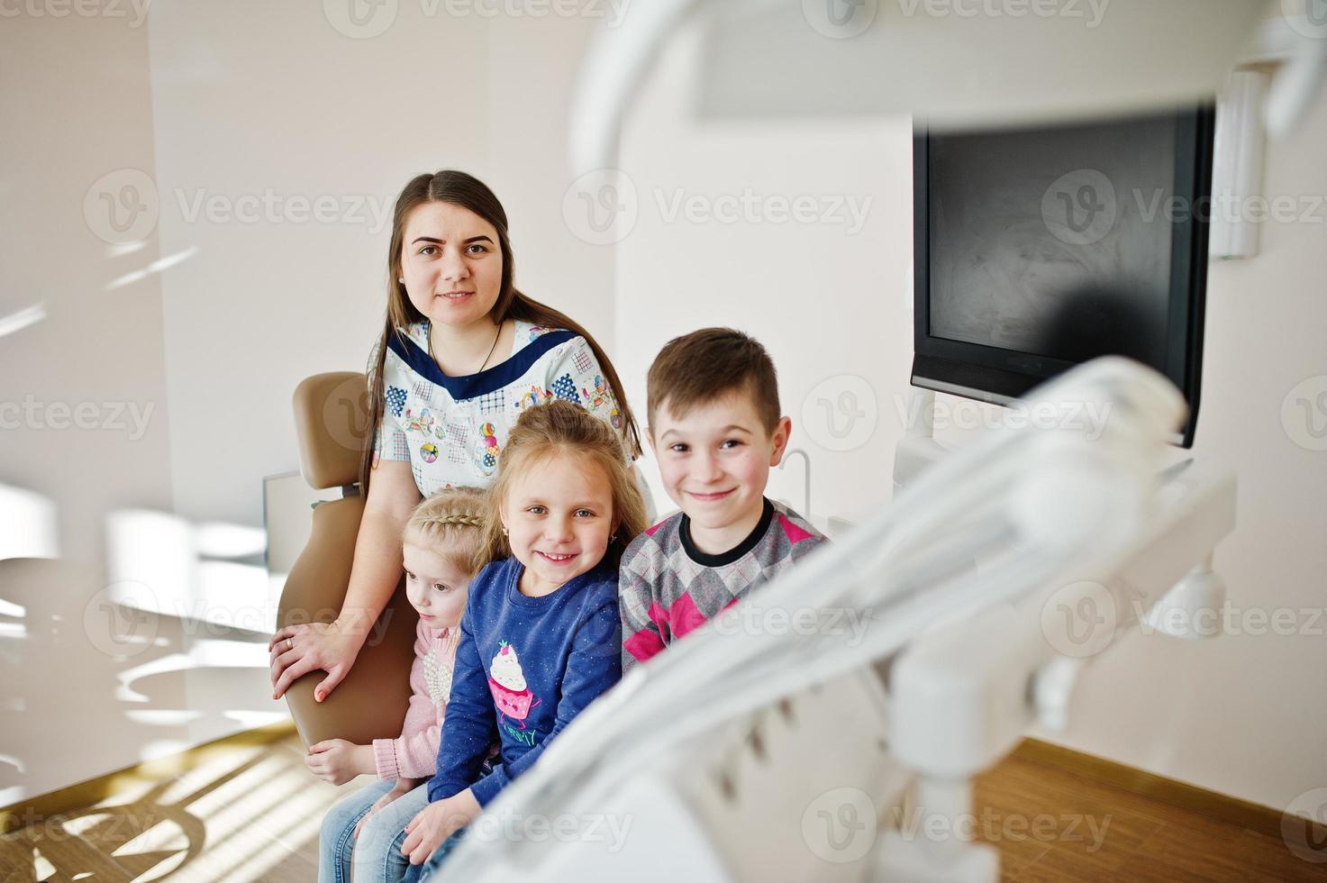 bambini alla poltrona del dentista. bambini dentali. foto