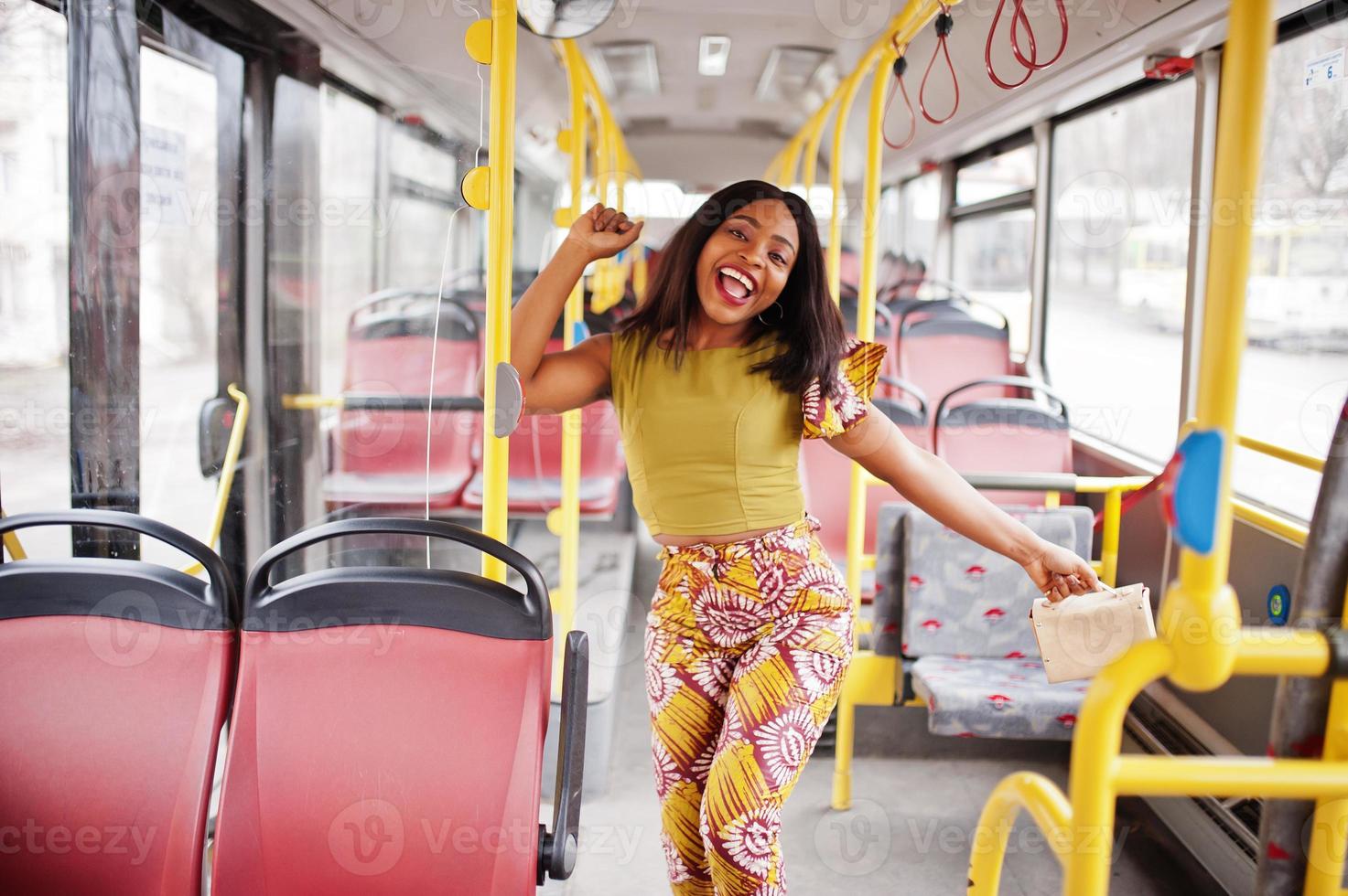 giovane donna afroamericana alla moda che guida su un autobus. foto