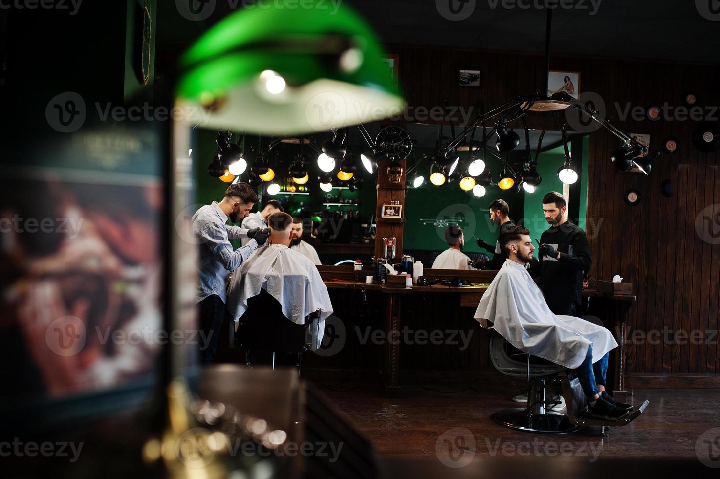 bell'uomo barbuto dal barbiere, barbiere al lavoro. foto