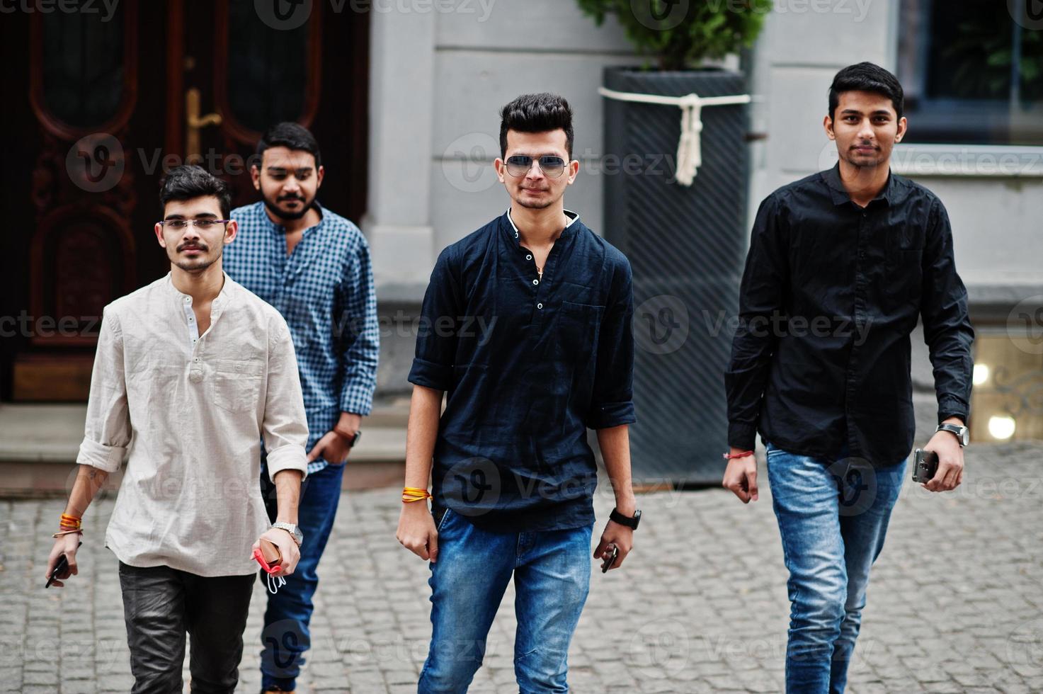 gruppo di quattro uomini di amicizia di etnia indiana. foto