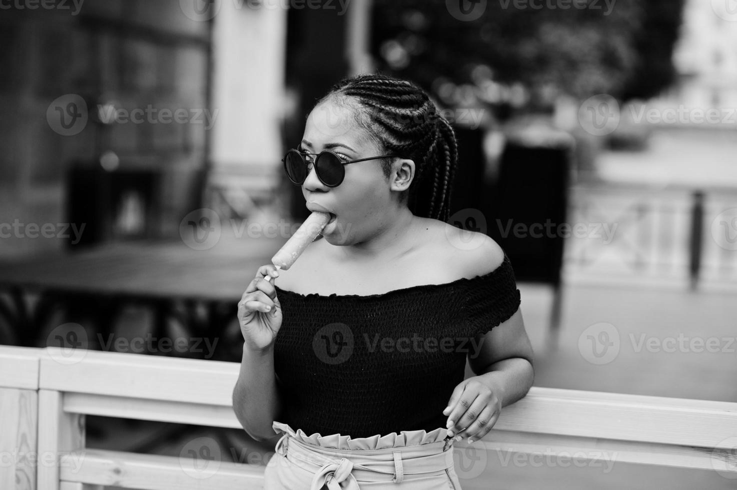 donna afroamericana alla moda in occhiali da sole con gelato. foto