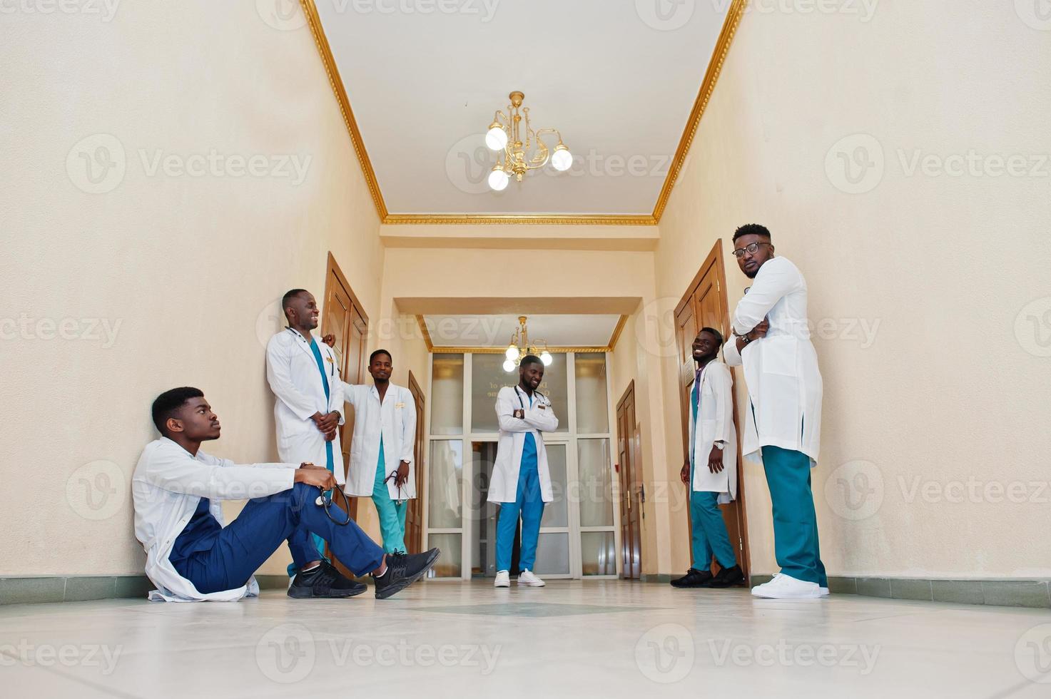 gruppo di studenti di medicina maschi africani al college. foto