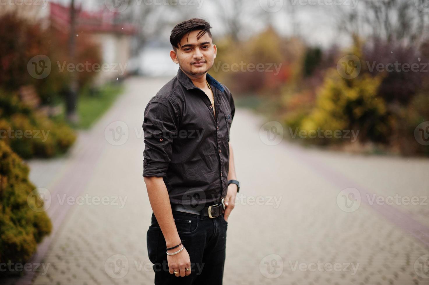 uomo indiano in camicia marrone poste all'aperto. foto