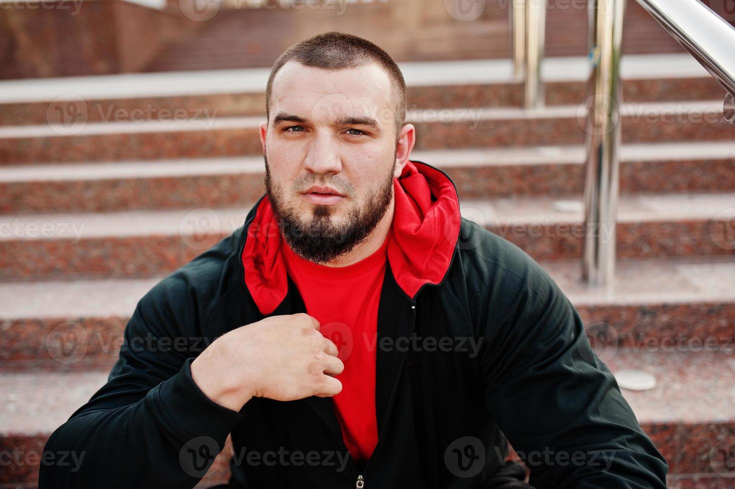 giovane uomo muscoloso barbuto brutale indossa una tuta sportiva. foto
