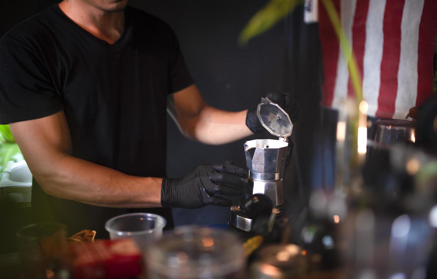 versare a mano il caffè dalla moka. caffetteria in asia. foto