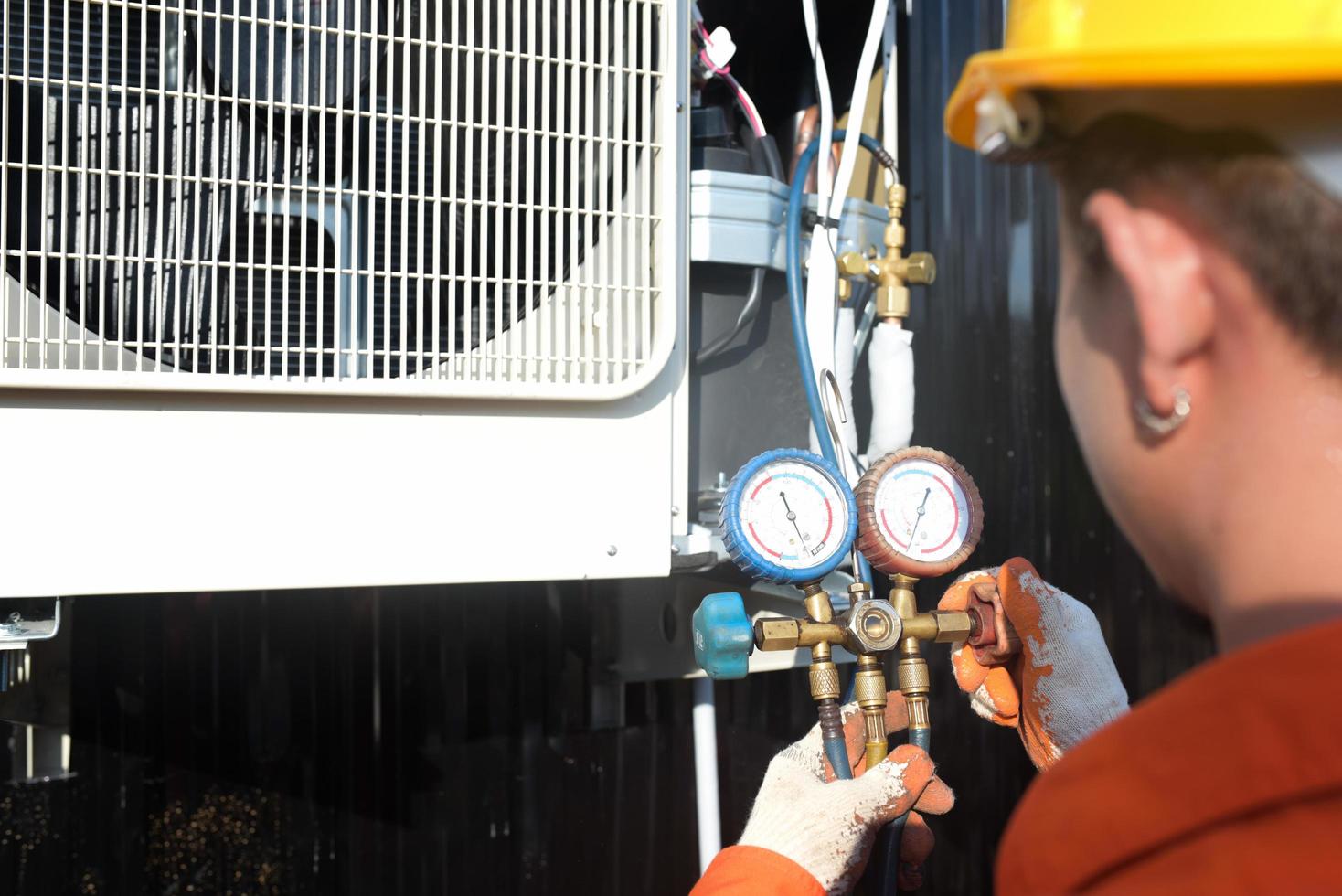 un tecnico professionista del condizionatore d'aria che controlla il refrigerante. foto