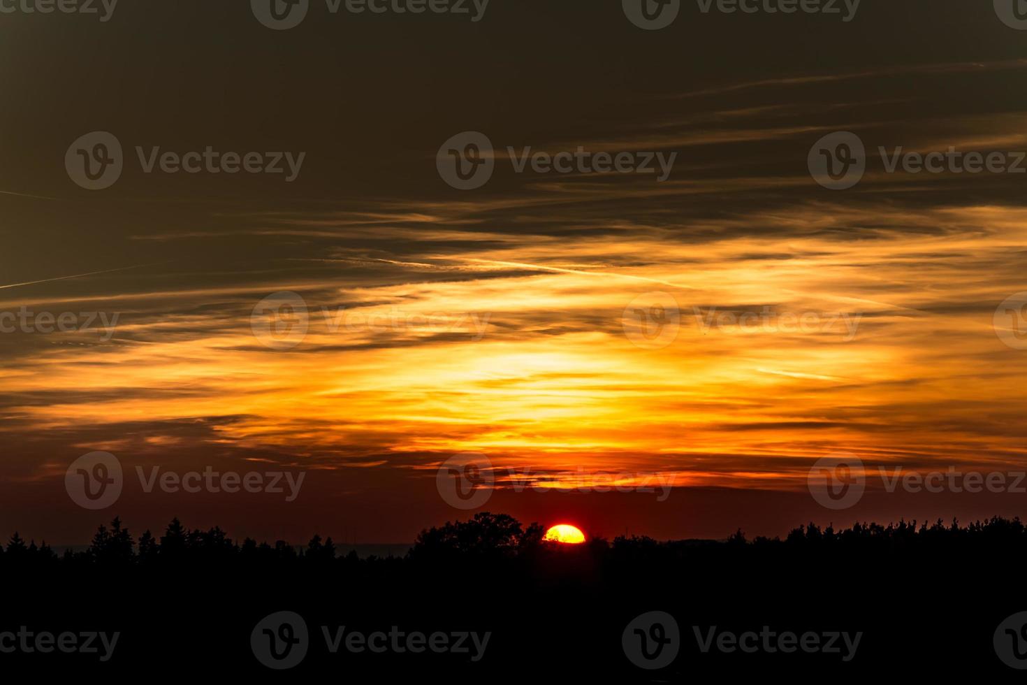 tramonto arancione all'orizzonte foto