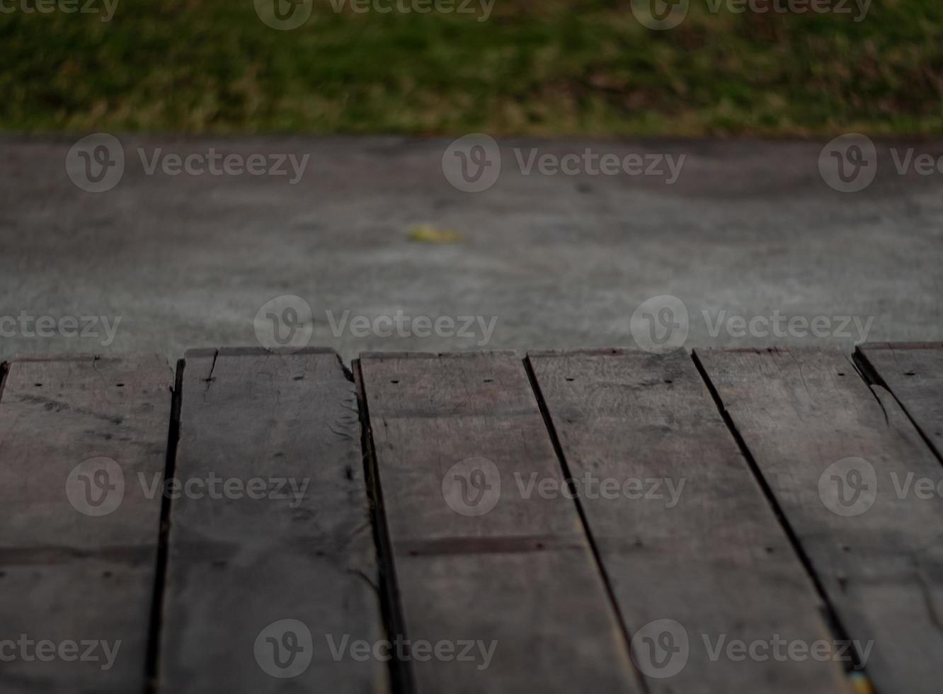 il pavimento in legno squallido del terrazzo foto