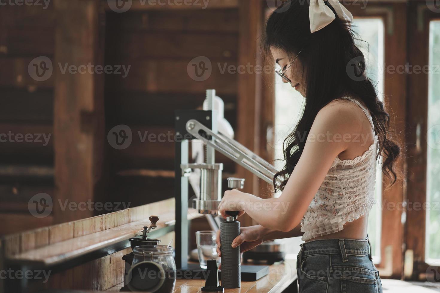 caffè barista che prepara il caffè con il concetto di servizio di preparazione della macchina per caffè espresso a leva manuale nel ristorante. primo piano barista a mano che prepara caffè fresco con macchina da caffè nella caffetteria. fare il caffè fresco. foto