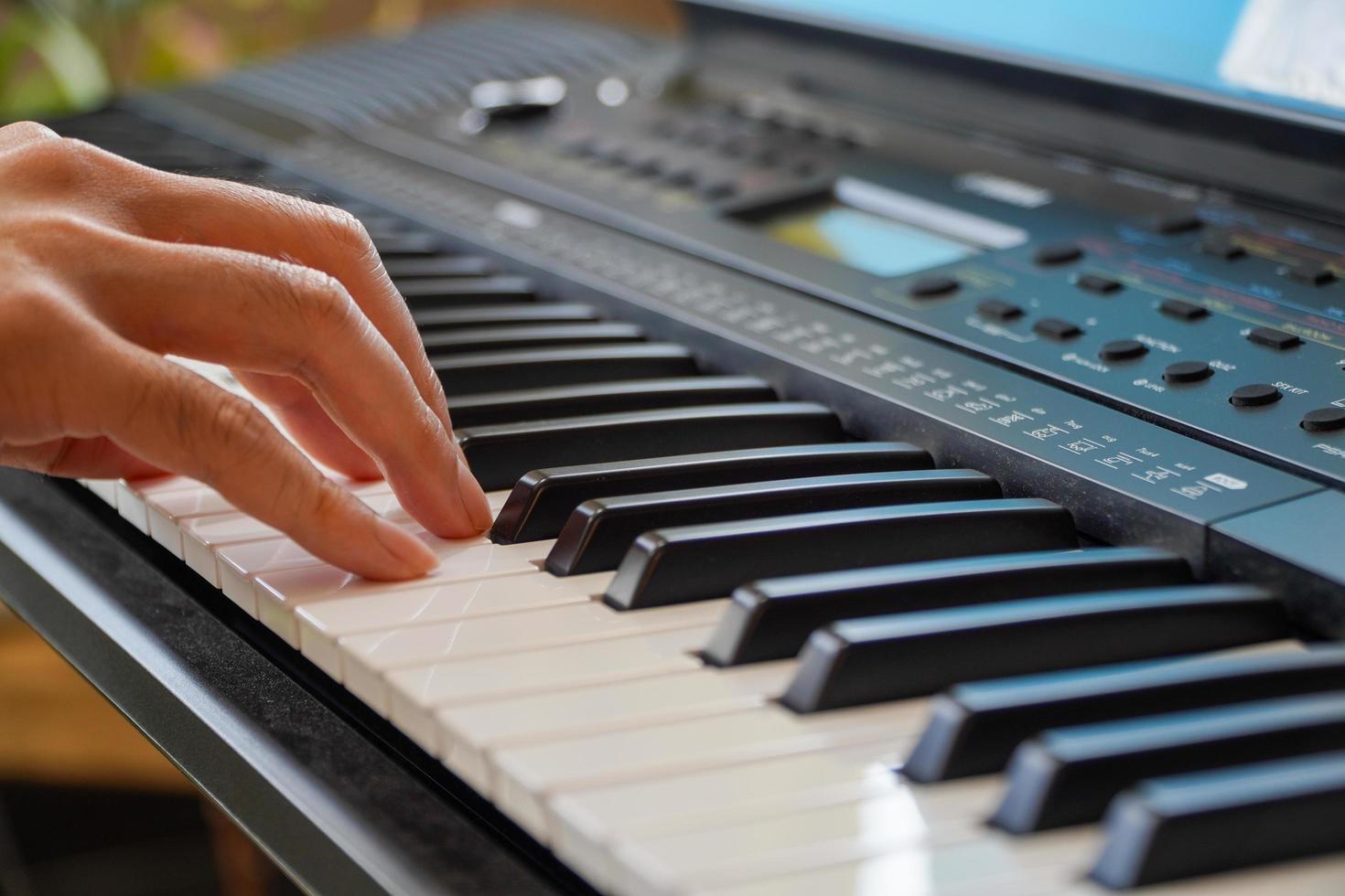 mani maschili che suonano il pianoforte. mani umane che suonano il pianoforte alla festa. uomo che suona la tastiera del sintetizzatore foto