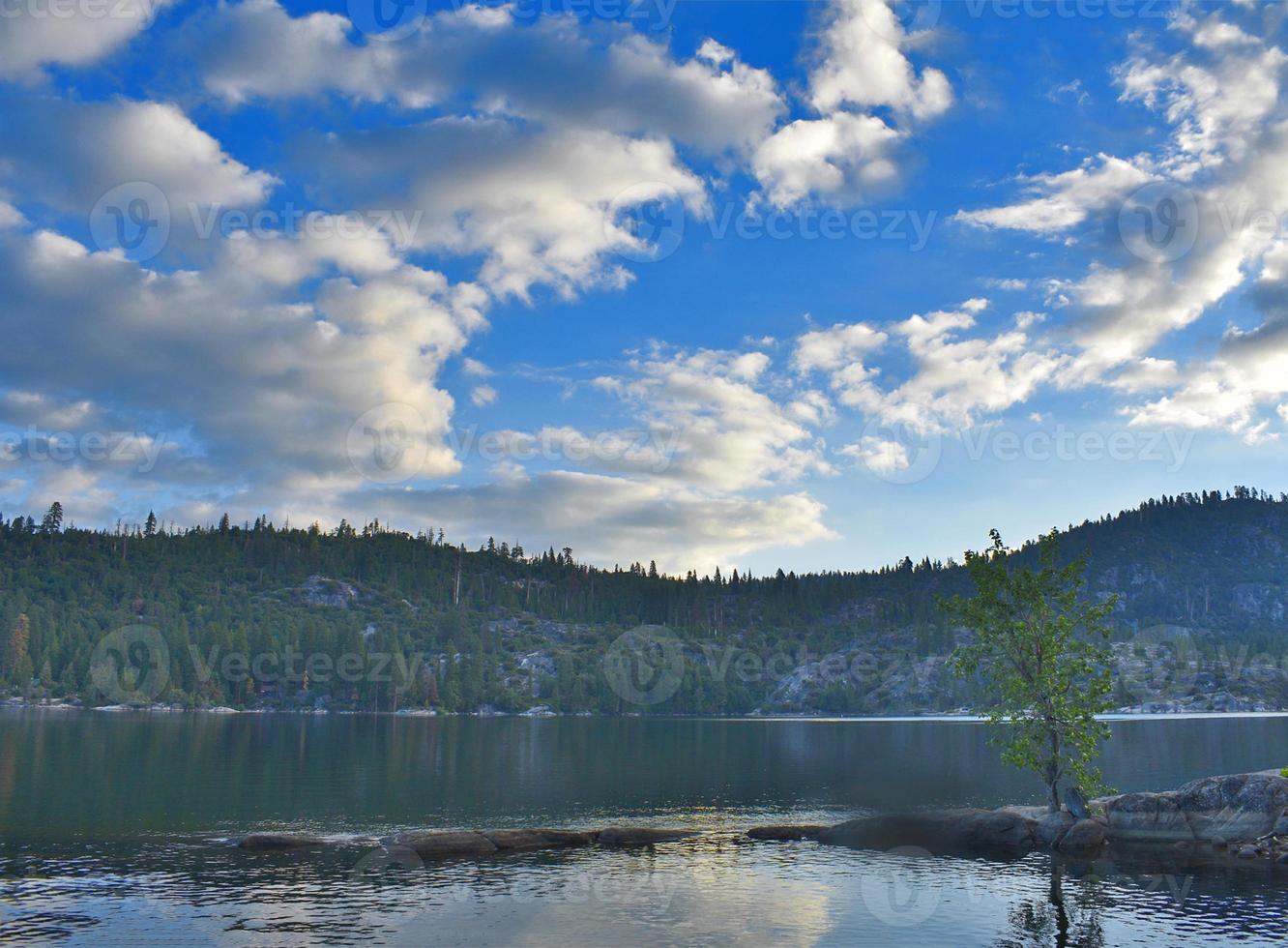 cielo drammatico sul lago e sulle montagne foto