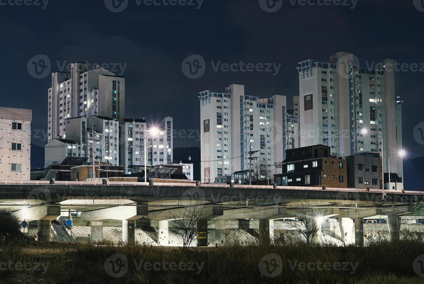 la vista notturna della città di anyang, gyeonggi-do, corea foto