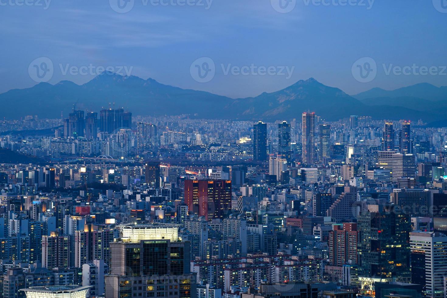 la vista notturna della città foto