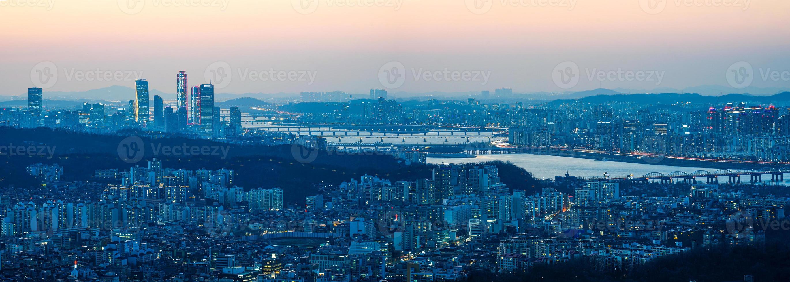 la vista notturna della città foto