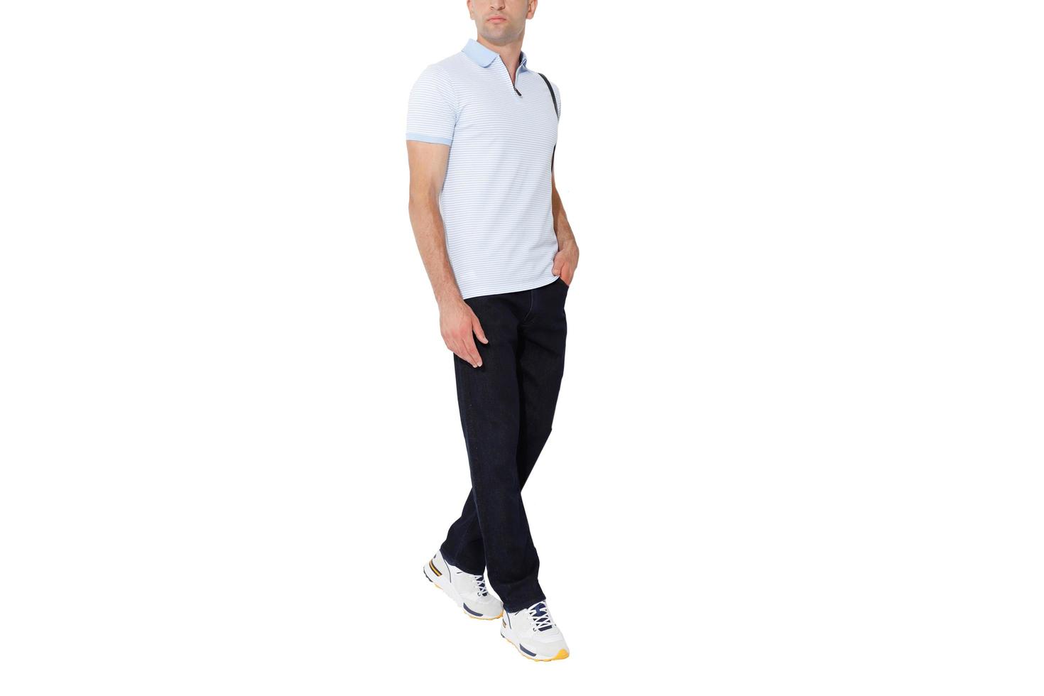 t-shirt su un uomo, isolata su uno sfondo bianco, copia lo spazio foto