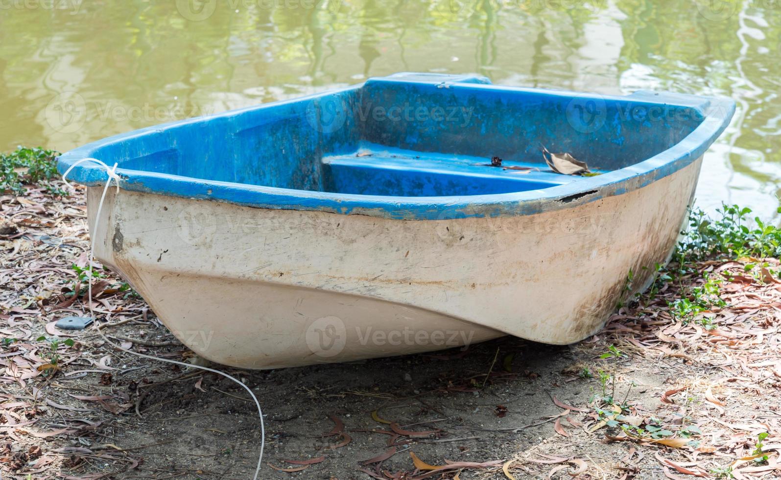 vecchia barca a remi di plastica foto