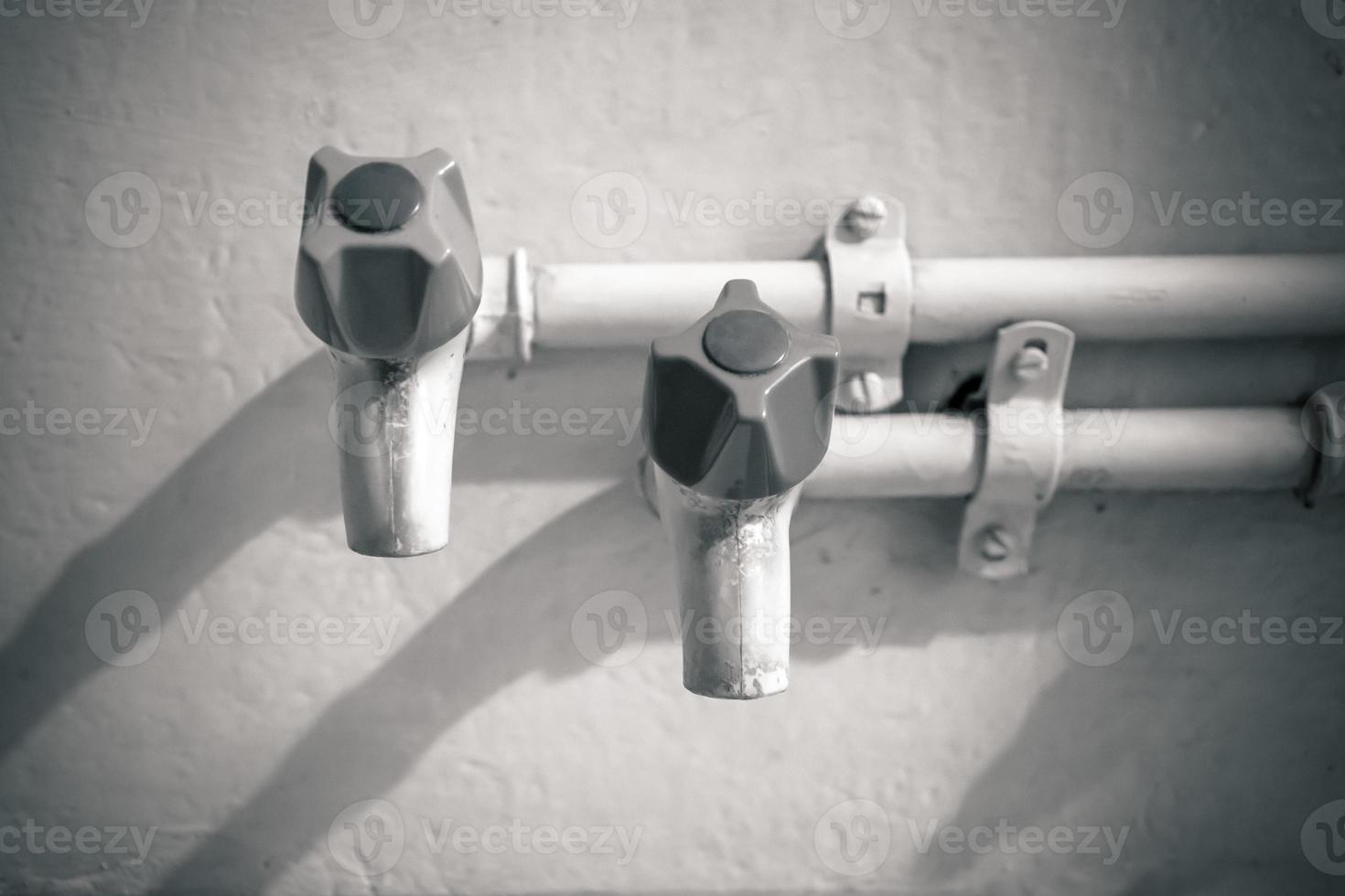 due vecchi rubinetti foto