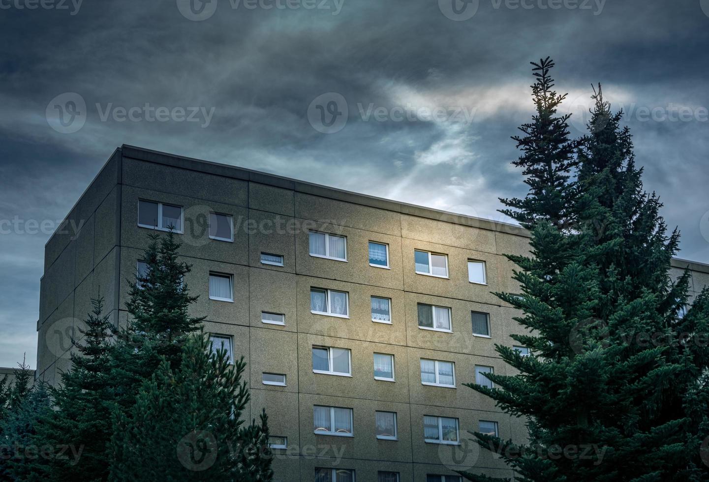 edificio residenziale della gdr con alberi foto