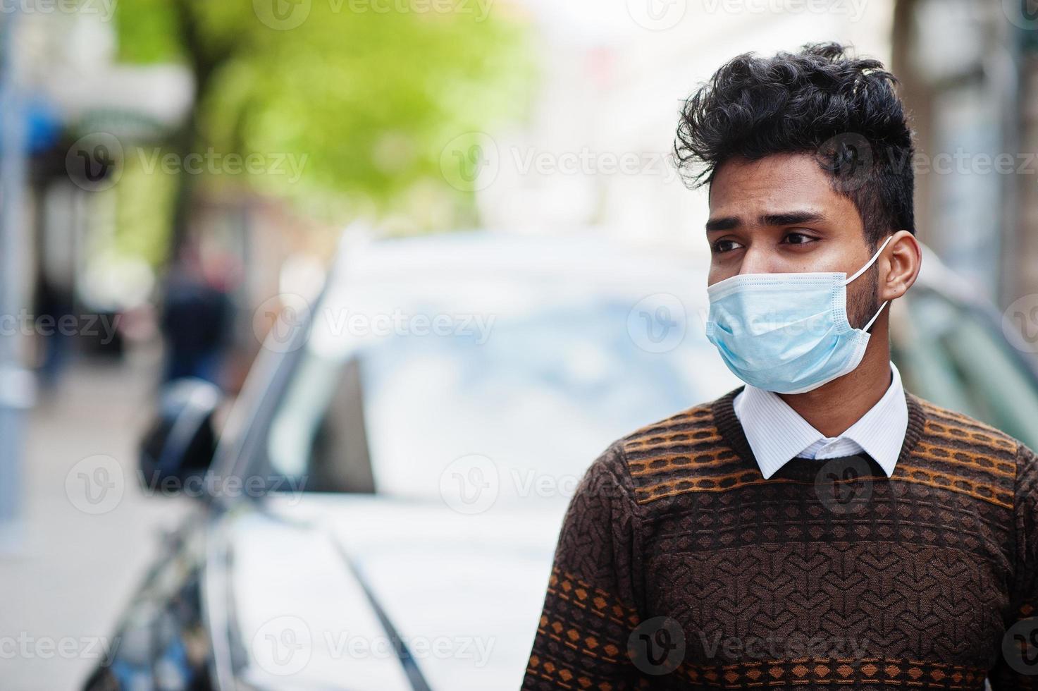 concetto di coronavirus covid-19. uomo indiano del sud asiatico che indossa una maschera per proteggersi dal virus corona. foto