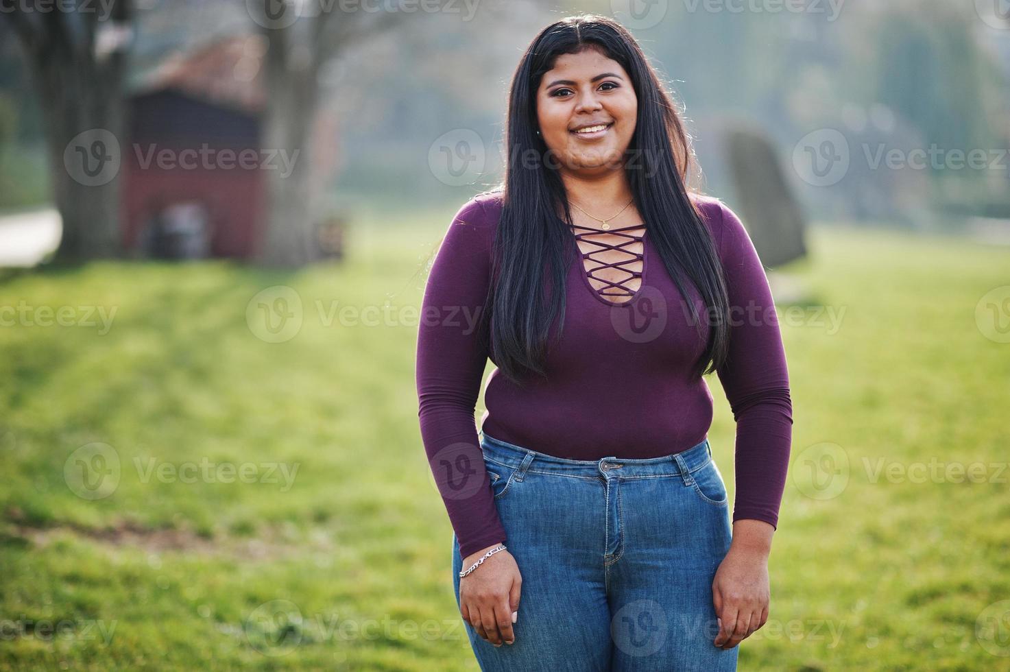 bella ragazza modello latino xxl dell'Ecuador indossa una camicetta viola posata in strada. foto