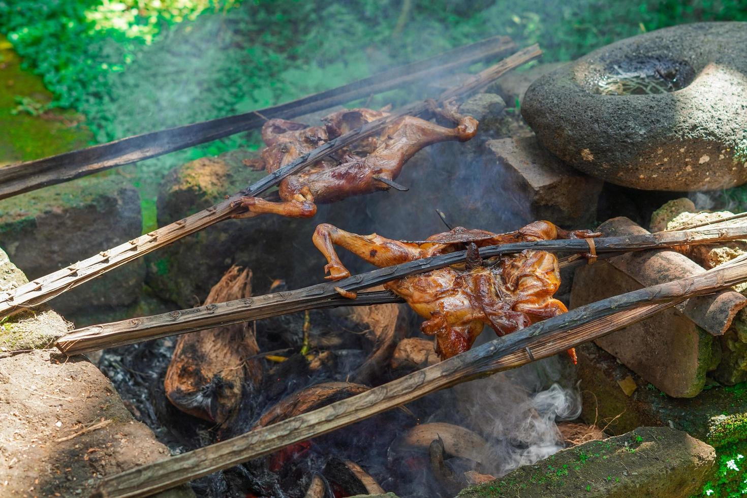 pollo alla griglia tradizionalmente affumicato con legno e pelle di cocco, foto grezza con filtro modificabile