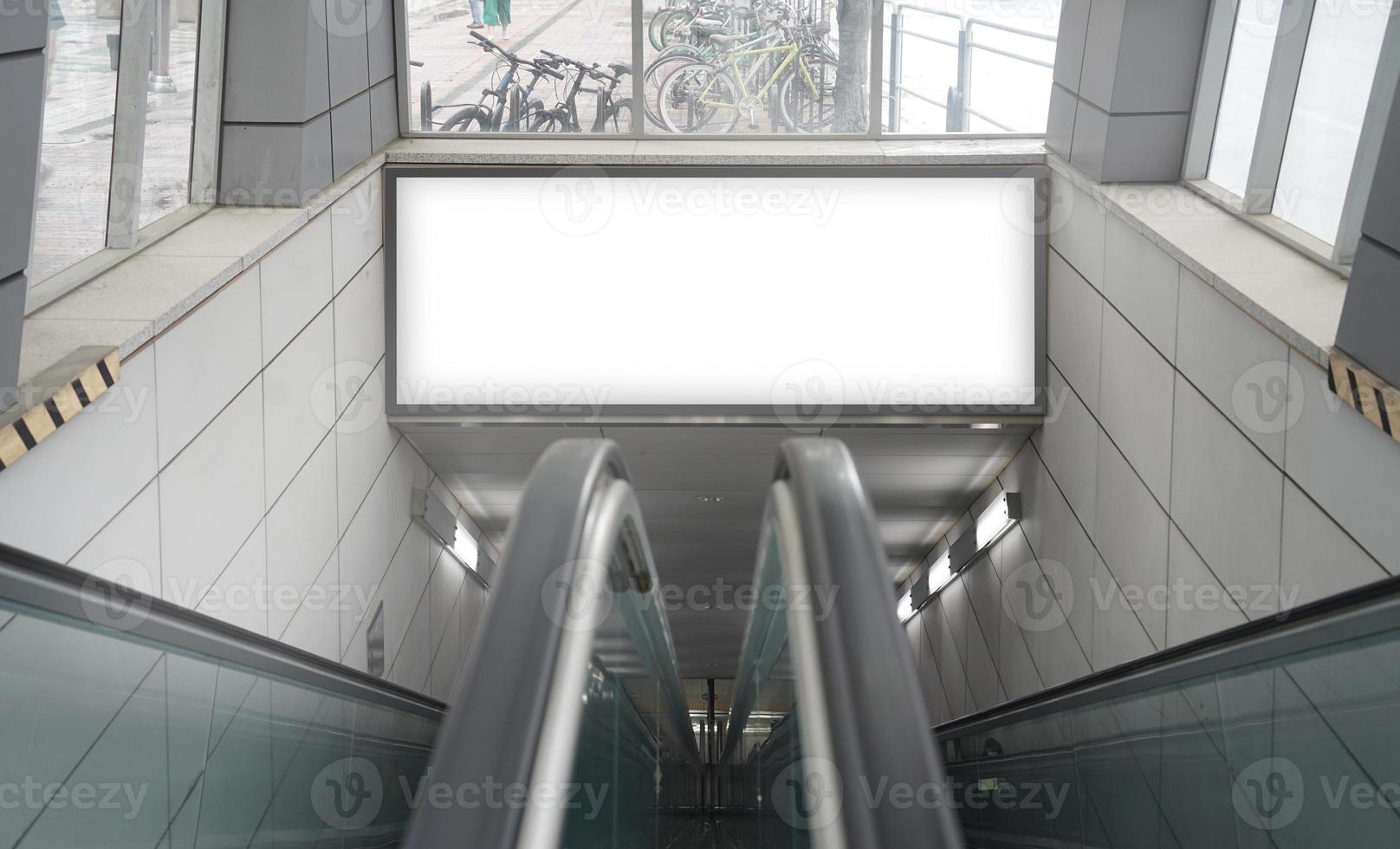 scenario della metropolitana e mockup pubblicitario foto