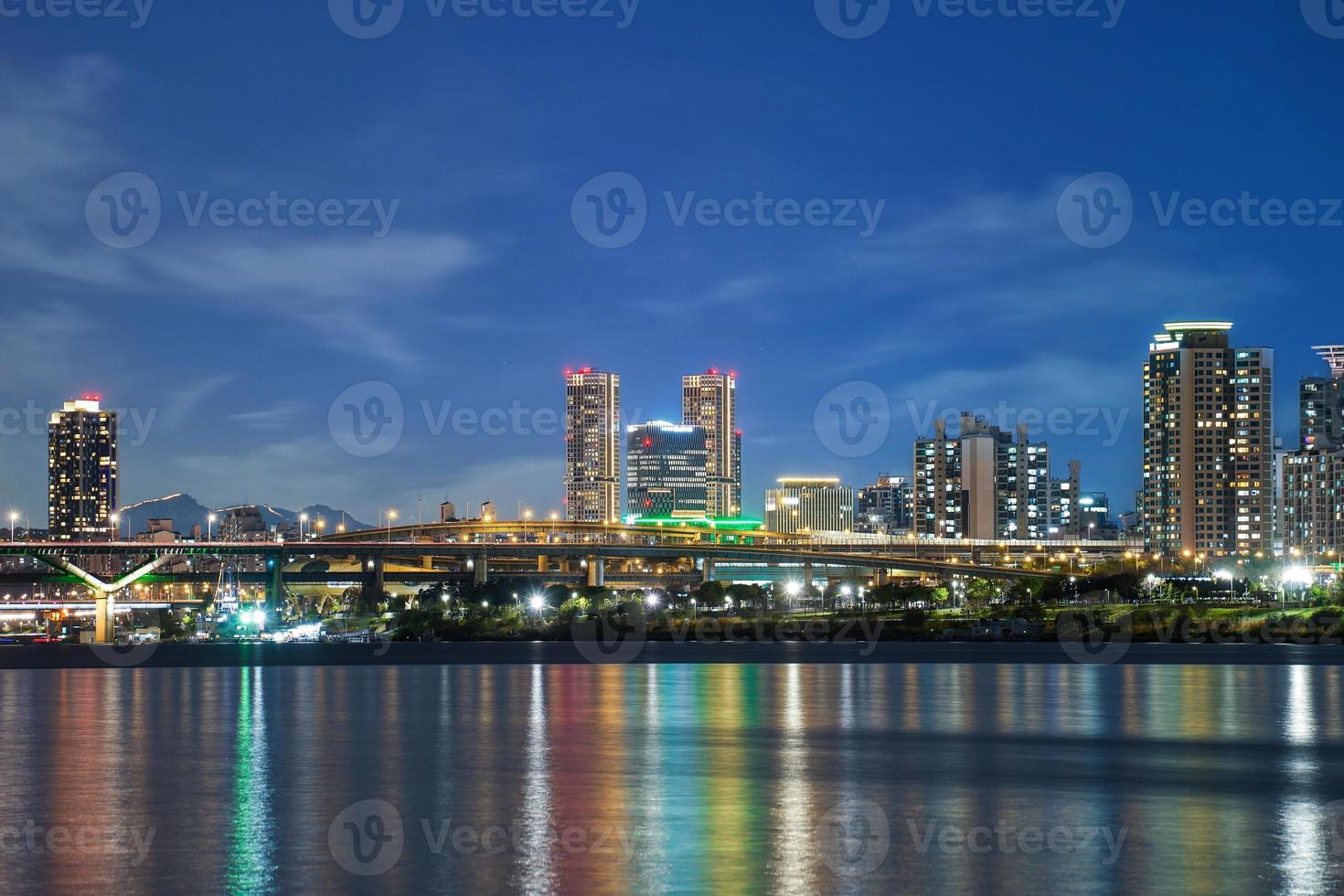 vista notturna del fiume han a seoul foto