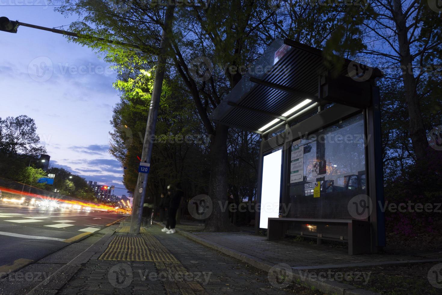 un'immagine di un mock up commerciale di una fermata dell'autobus foto