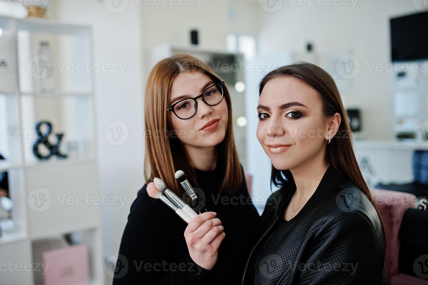 truccatrice lavora nel suo salone di bellezza visage studio. donna che fa domanda da un maestro di trucco professionale. concetto di club di bellezza. foto