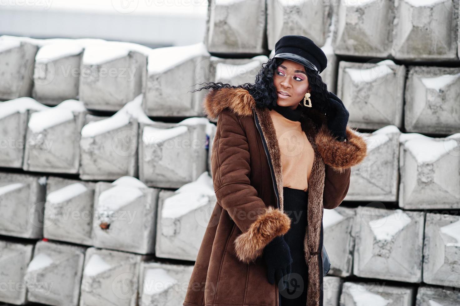 due capelli ricci afroamericani donna indossano su cappotto di pelle di  pecora e guanti poste al giorno d'inverno. 10499553 Stock Photo su Vecteezy