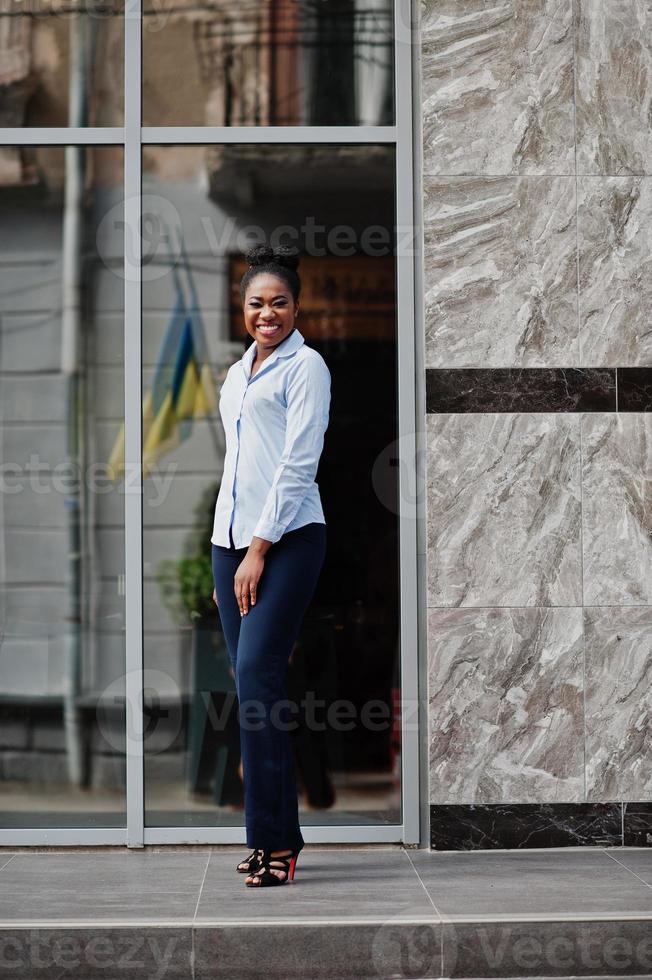 ragazza afroamericana posata all'aperto di steets city. foto