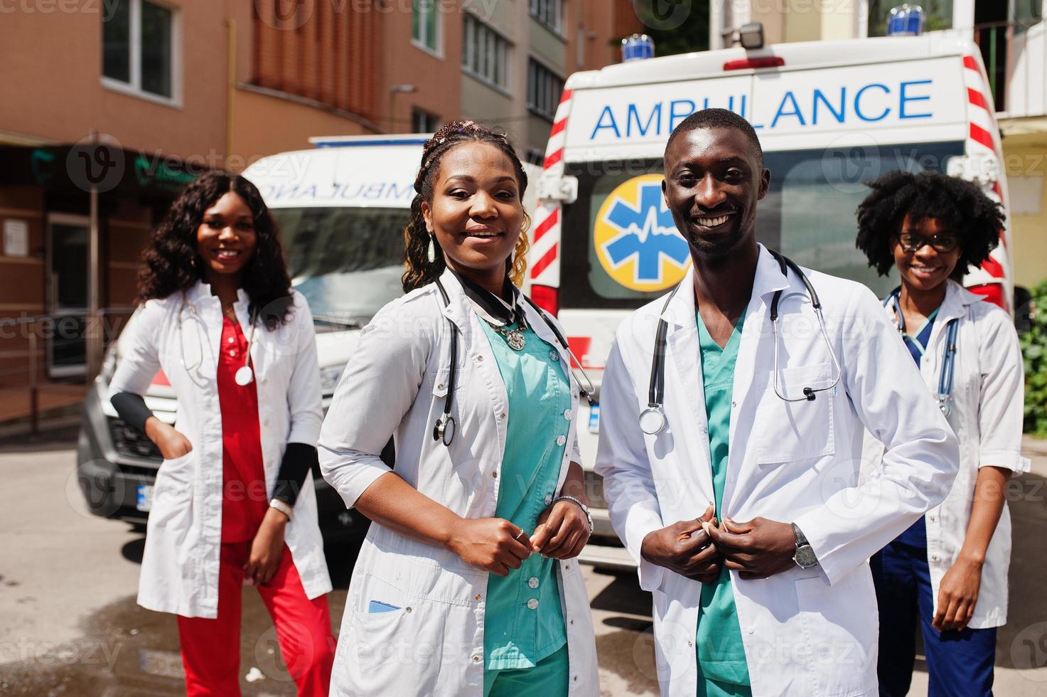 gruppo di medici africani dell'equipaggio di emergenza dell'ambulanza paramedica. foto