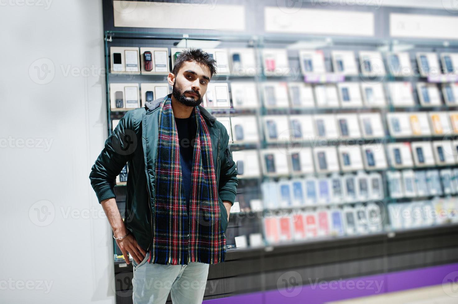 acquirente del cliente dell'uomo della barba indiana in giacca al negozio di telefoni cellulari. concetto di popoli e tecnologie dell'Asia meridionale. negozio di cellulari. foto