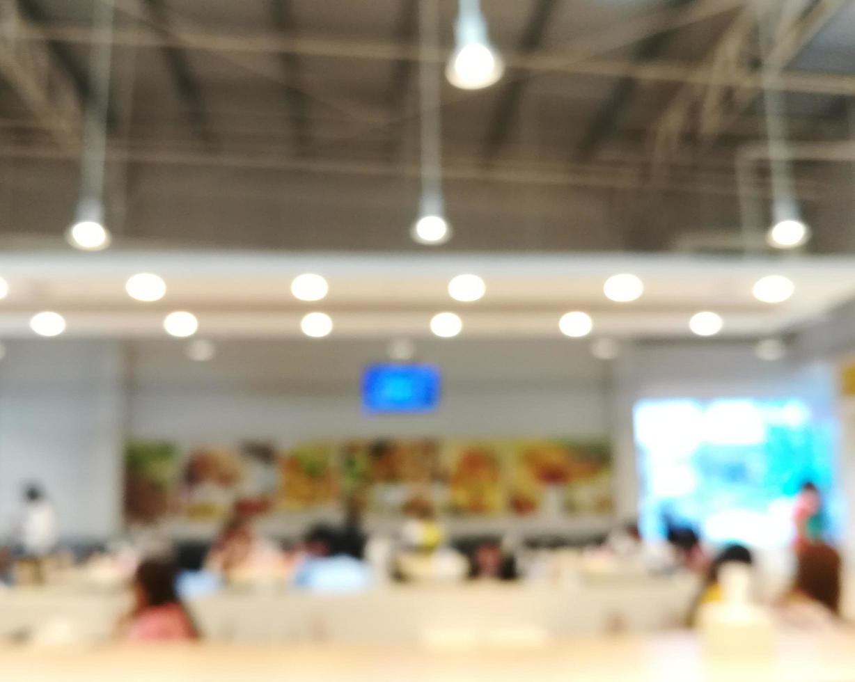 sfocatura dello sfondo persone che mangiano nel ristorante. foto