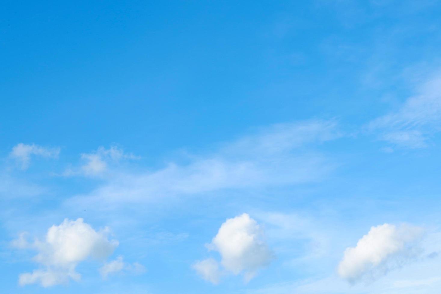 cielo blu pulito e nuvole bianche sullo sfondo del cielo con spazio per la decorazione. e utilizzato per creare carta da parati o portare a lavorare nella progettazione grafica. foto