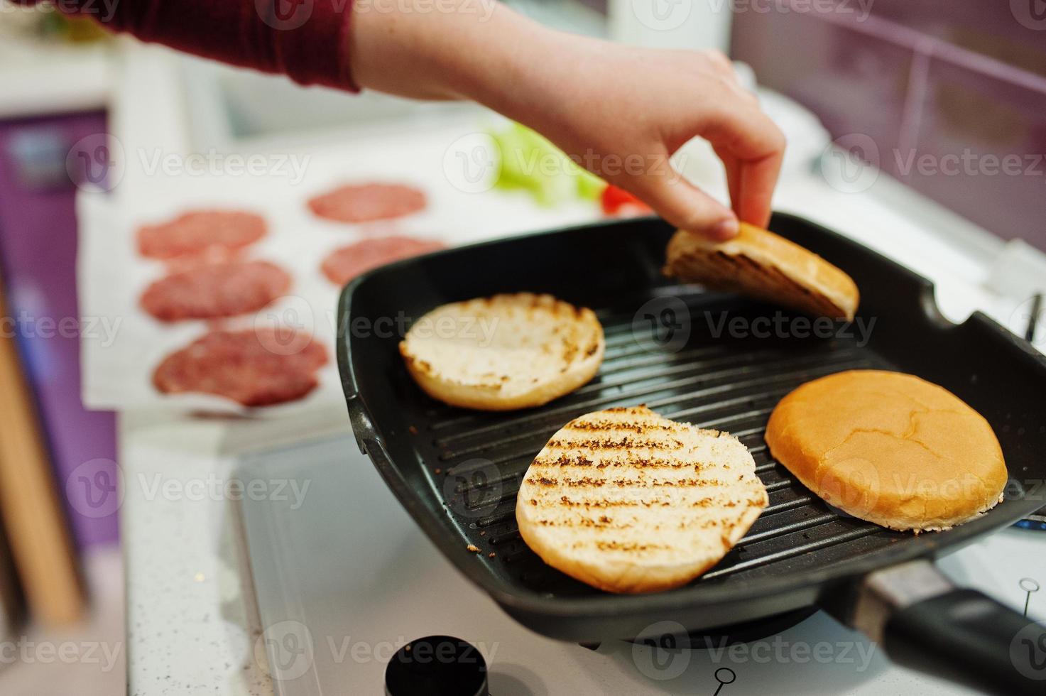 cucinare in cucina foto