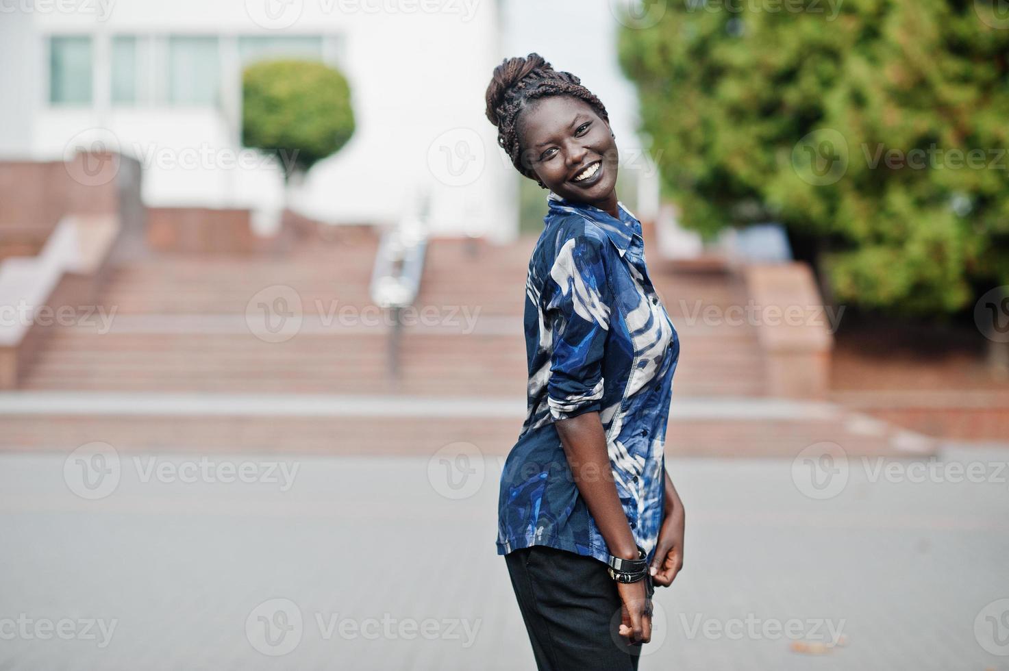 giovane femmina nera posata in città. ritratto singolo di donne africane. foto