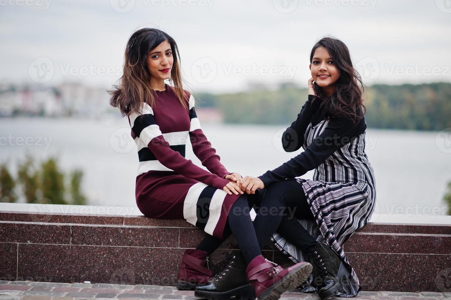 ritratto di due giovani belle ragazze adolescenti indiane o asiatiche del sud in abito. foto