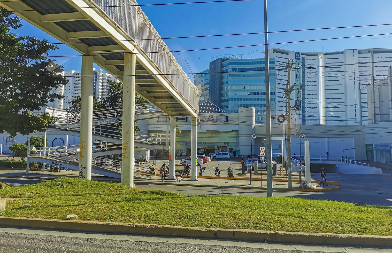 cancun quintana roo mexico 2022 edifici tipici di auto da strada e paesaggio urbano di cancun mexico. foto