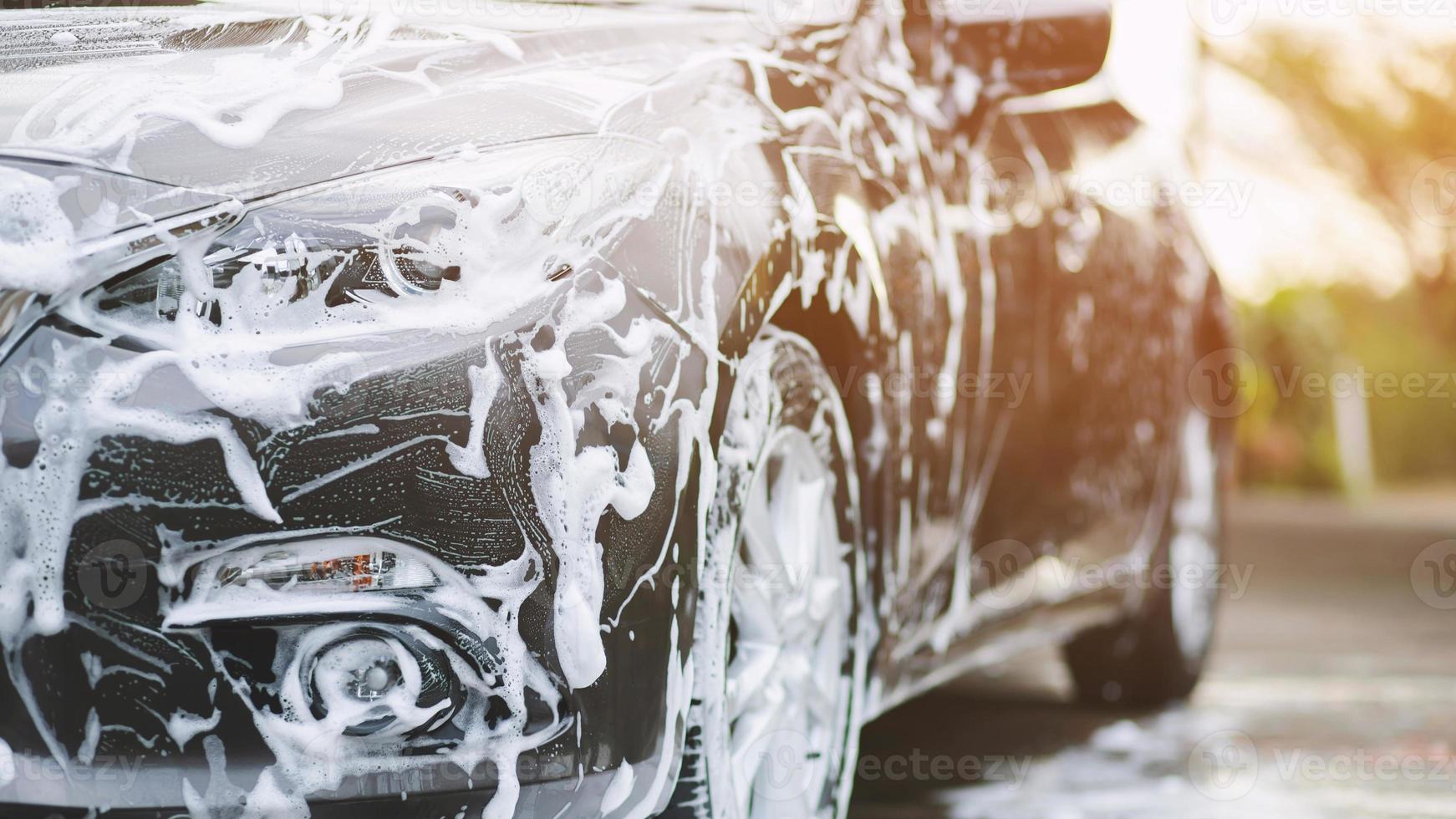 autolavaggio esterno con sapone in schiuma. foto