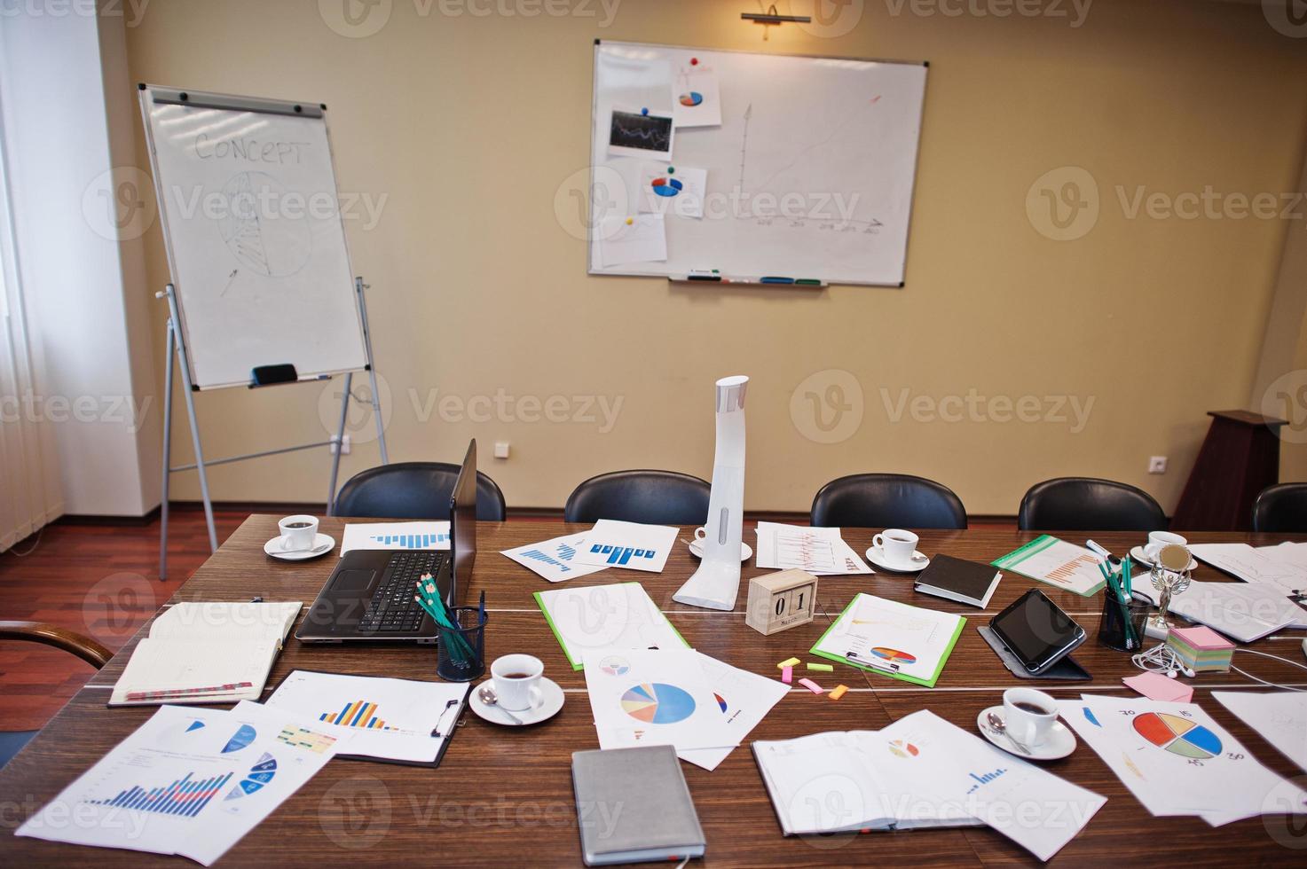 moderno luogo di lavoro creativo con laptop, tablet, attrezzatura e lampada da tavolo a led. concetto di design per ufficio con grafica. foto