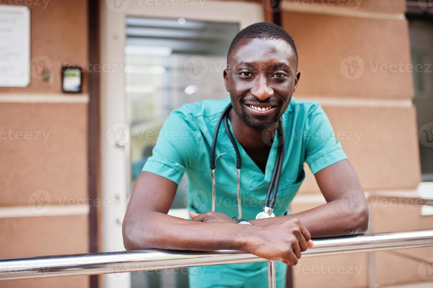 medico paramedico maschio africano con lo stetoscopio. foto