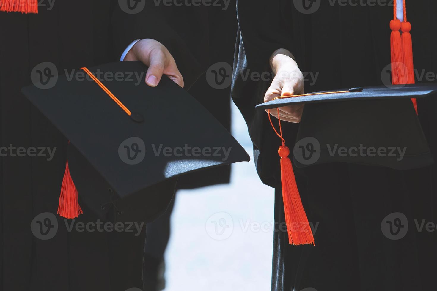 colpo di cappelli di laurea durante l'inizio laureati di successo dell'università, congratulazioni per l'educazione concettuale. cerimonia di laurea, congratulandosi con i laureati all'università durante l'inizio. foto