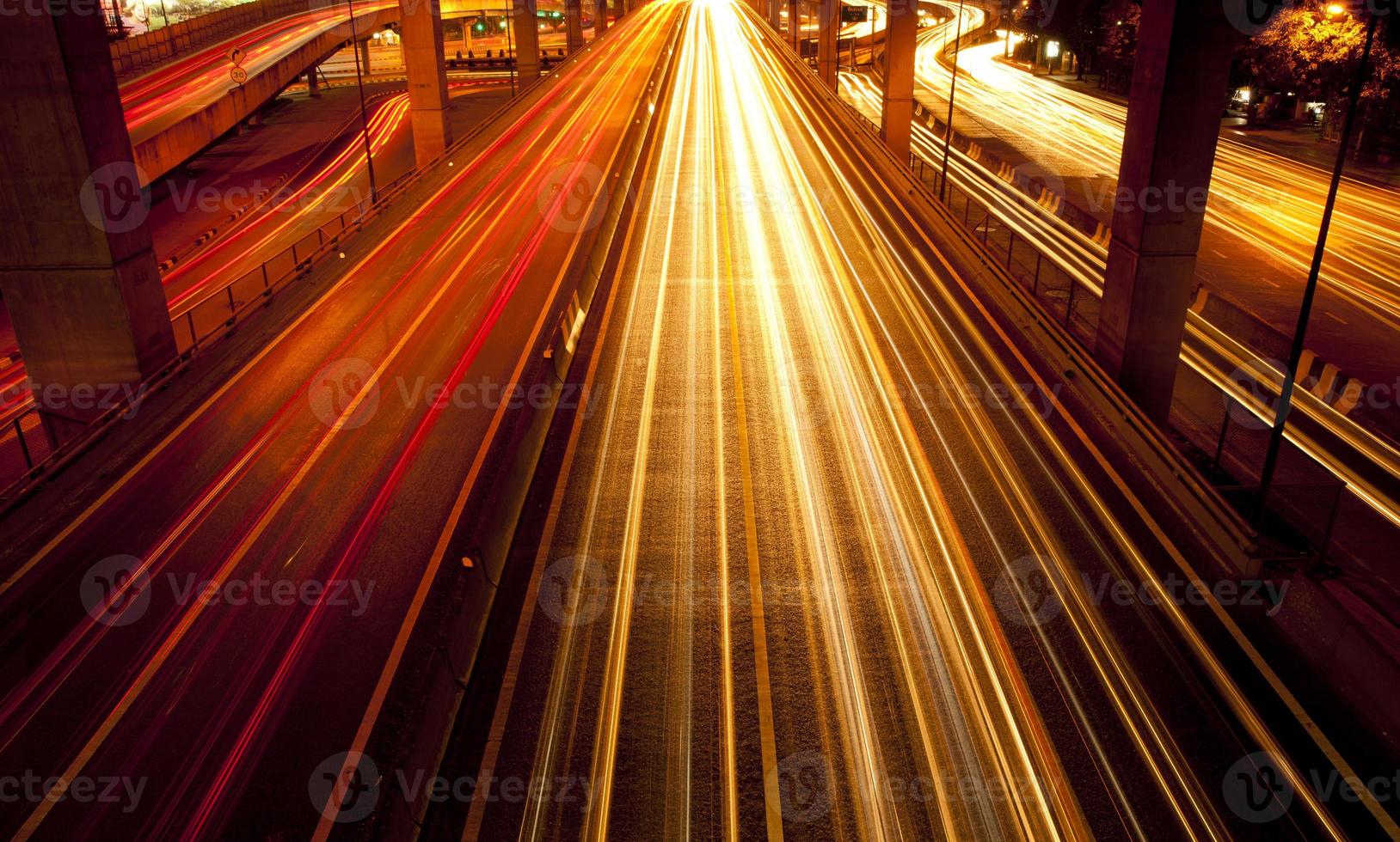 illuminazione stradale di notte foto