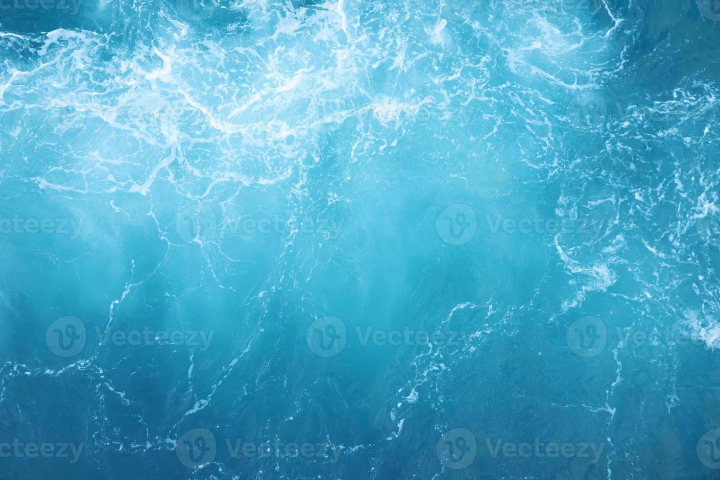 onde del mare nell'onda dell'oceano che spruzza l'acqua dell'ondulazione. sfondo blu acqua. foto