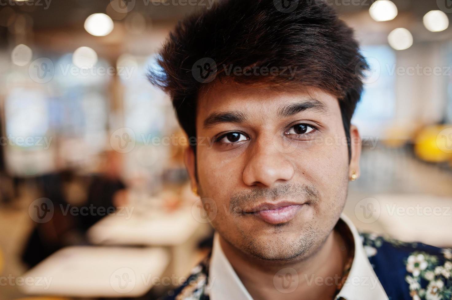 primo piano ritratto di giovane libero professionista indiano maschio in un fast food, bella testa di uomo asiatico indossa una camicia in una comoda caffetteria. foto
