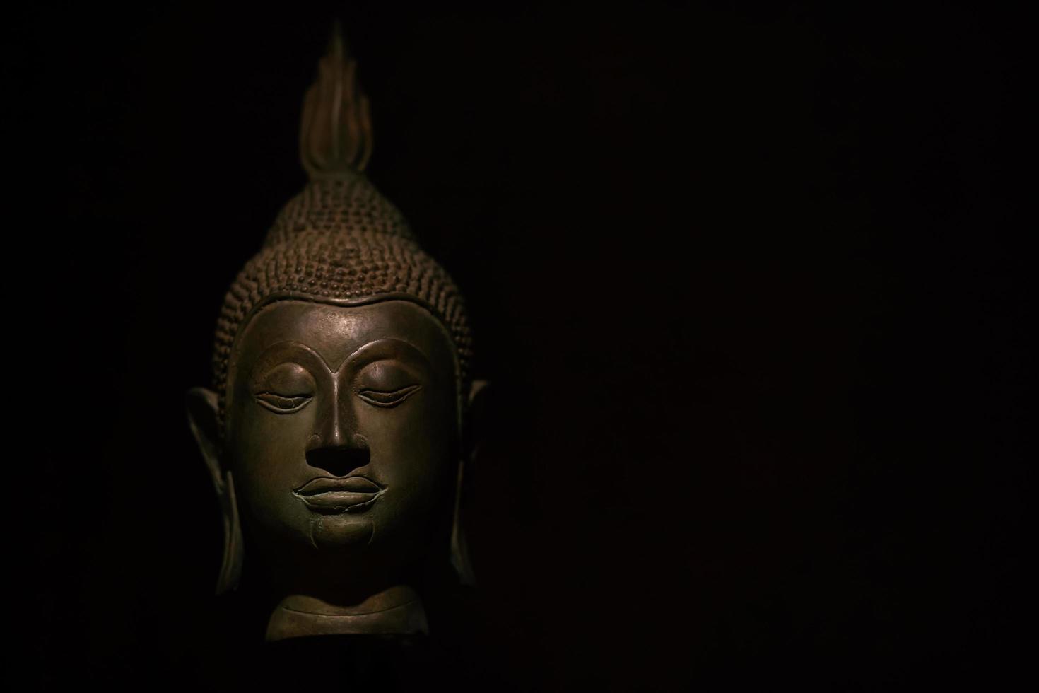 statua di buddha usata come amuleto della religione buddista. foto