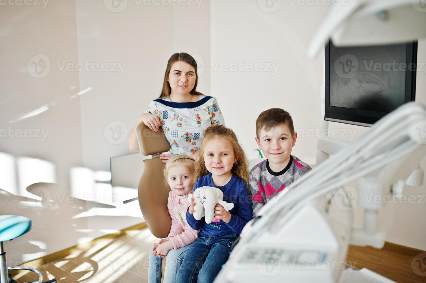 bambini alla poltrona del dentista. bambini dentali. foto